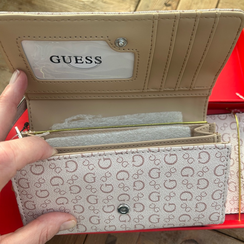 Guess Light Pink Logo Wallet Set - Picture 2 of 6